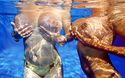 Голые девушки под водой