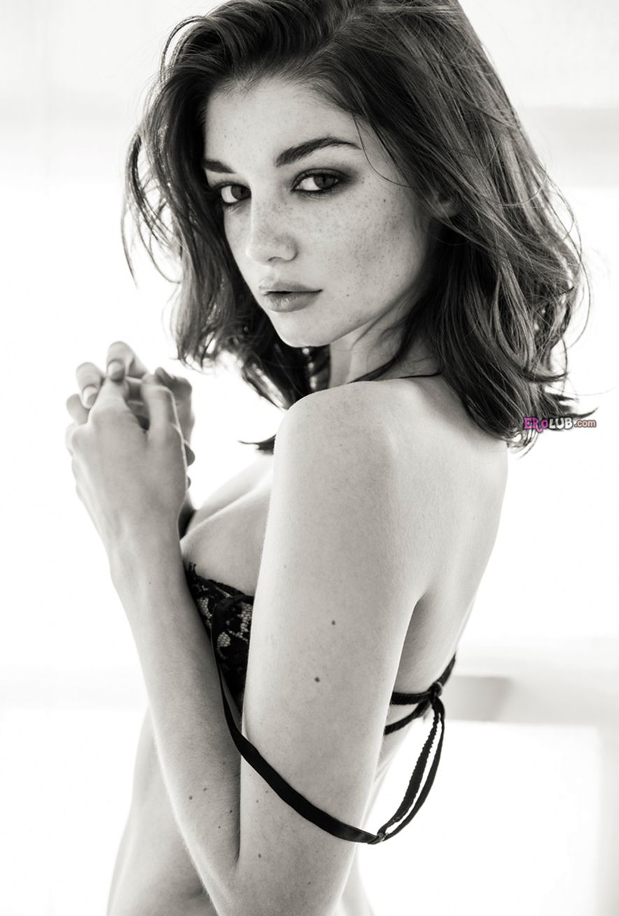 Элегантная милашка в красивом нижнем белье