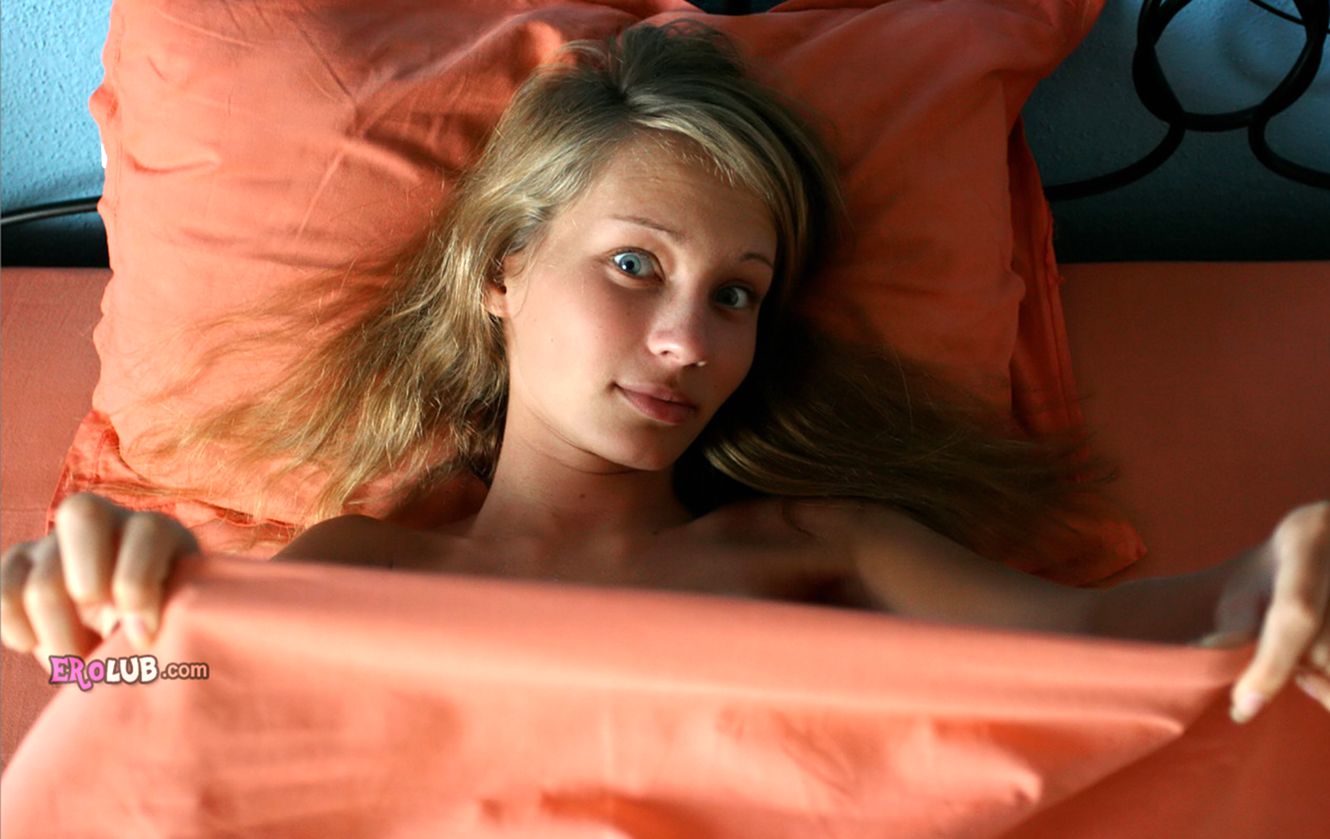 Голая молодая женщина с контрастным загаром в постели Голая молодая женщина с контрастным загаром в постели