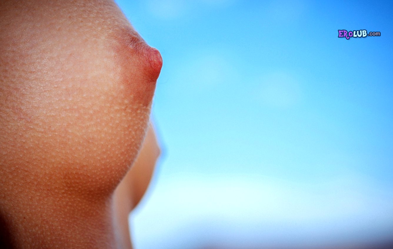 Сексапильная брюнетка с небольшой упругой грудью Сексапильная брюнетка с небольшой упругой грудью