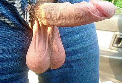 Трогает большие яйца мужика