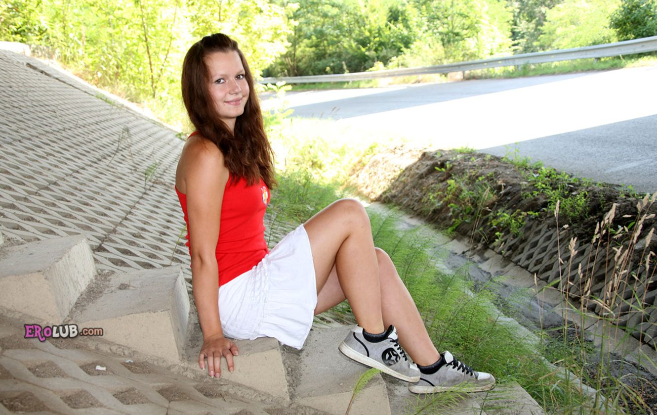 Молоденькая женщина раздевается и мастурбирует под мостом