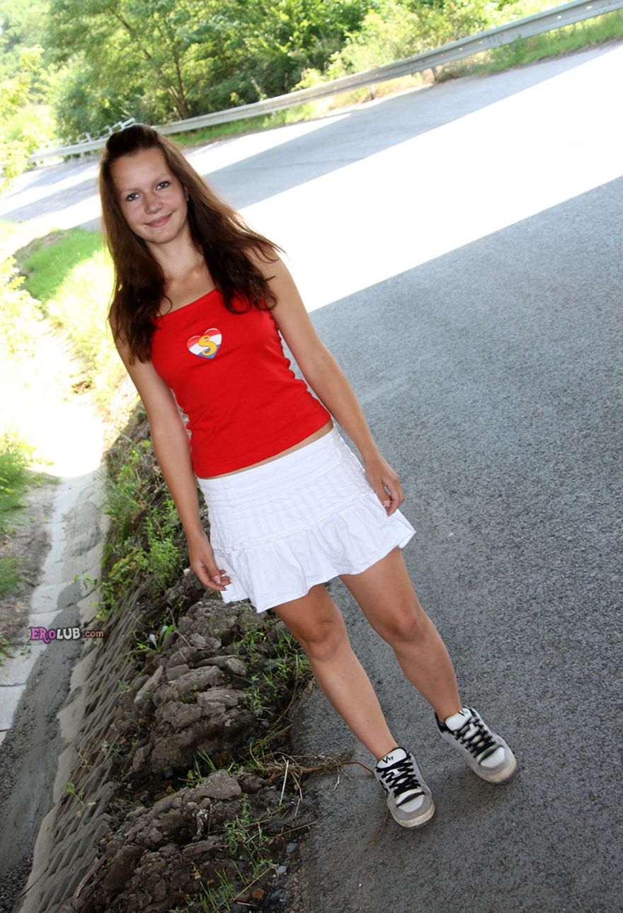 Молоденькая женщина раздевается и мастурбирует под мостом