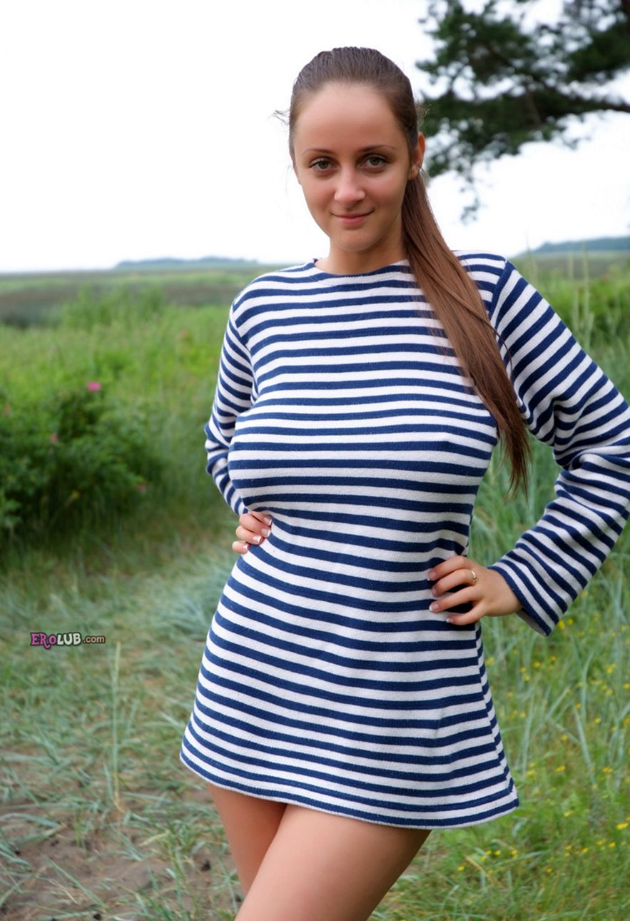 Грудастая женщина на природе Грудастая женщина на природе