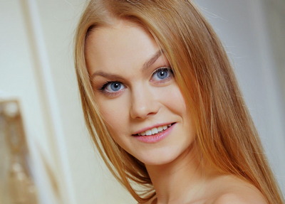 Эро модель с большими глазами сняла трусики и показала упругое влагалище