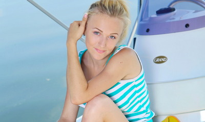 Обаятельная блондинка раздевается во время прогулки на катере