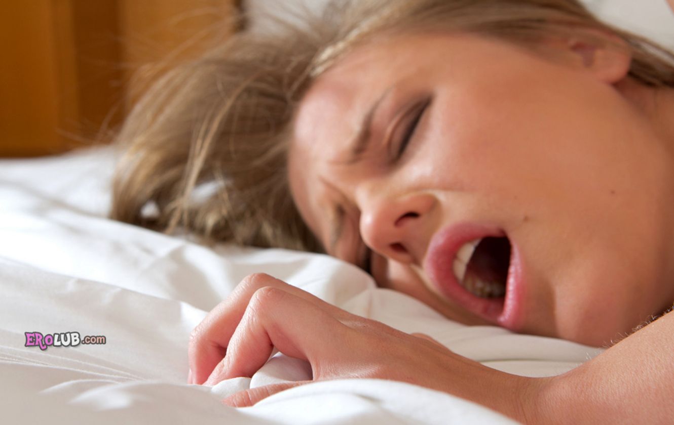 Модель эротики и порно с большими титьками мастурбирует на кровати Модель эротики и порно с большими титьками мастурбирует на кровати