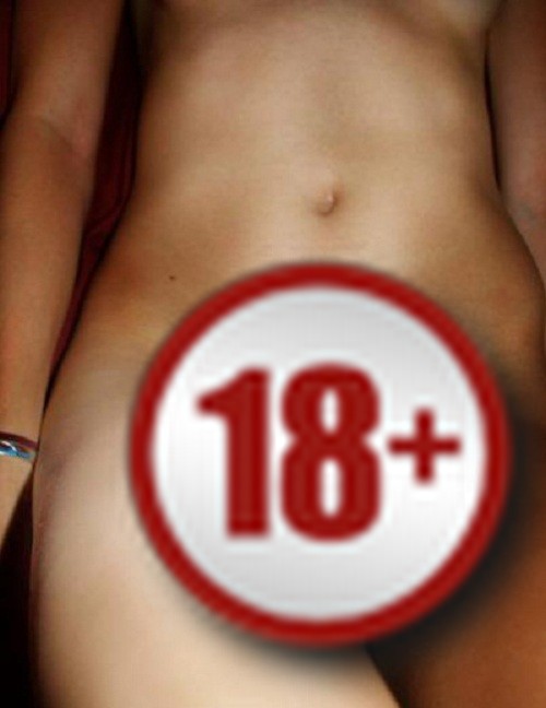 Уставшая киска девушки между ног