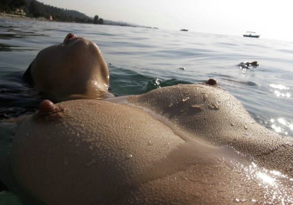 Голые девушки плавают в бассейн обнаженные - фото секс и порно city-lawyers.ru