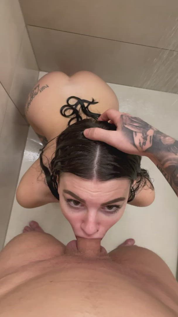 Утренний душ начался с минета