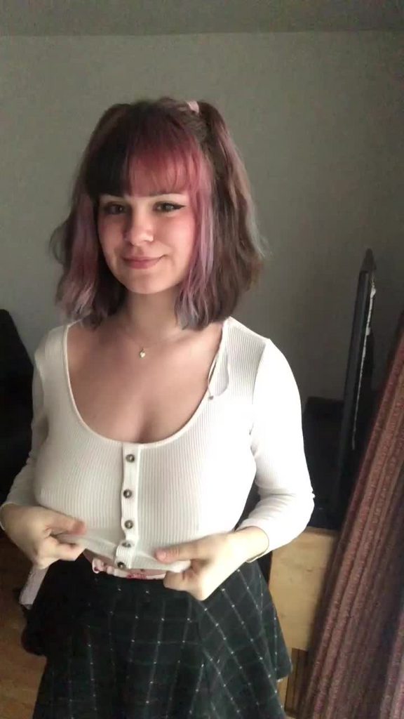 Открыла сиськи, закрыла лицо