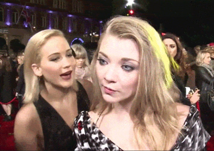 Дженнифер Лоуренс случайно поцеловала в губы Натали Дормер