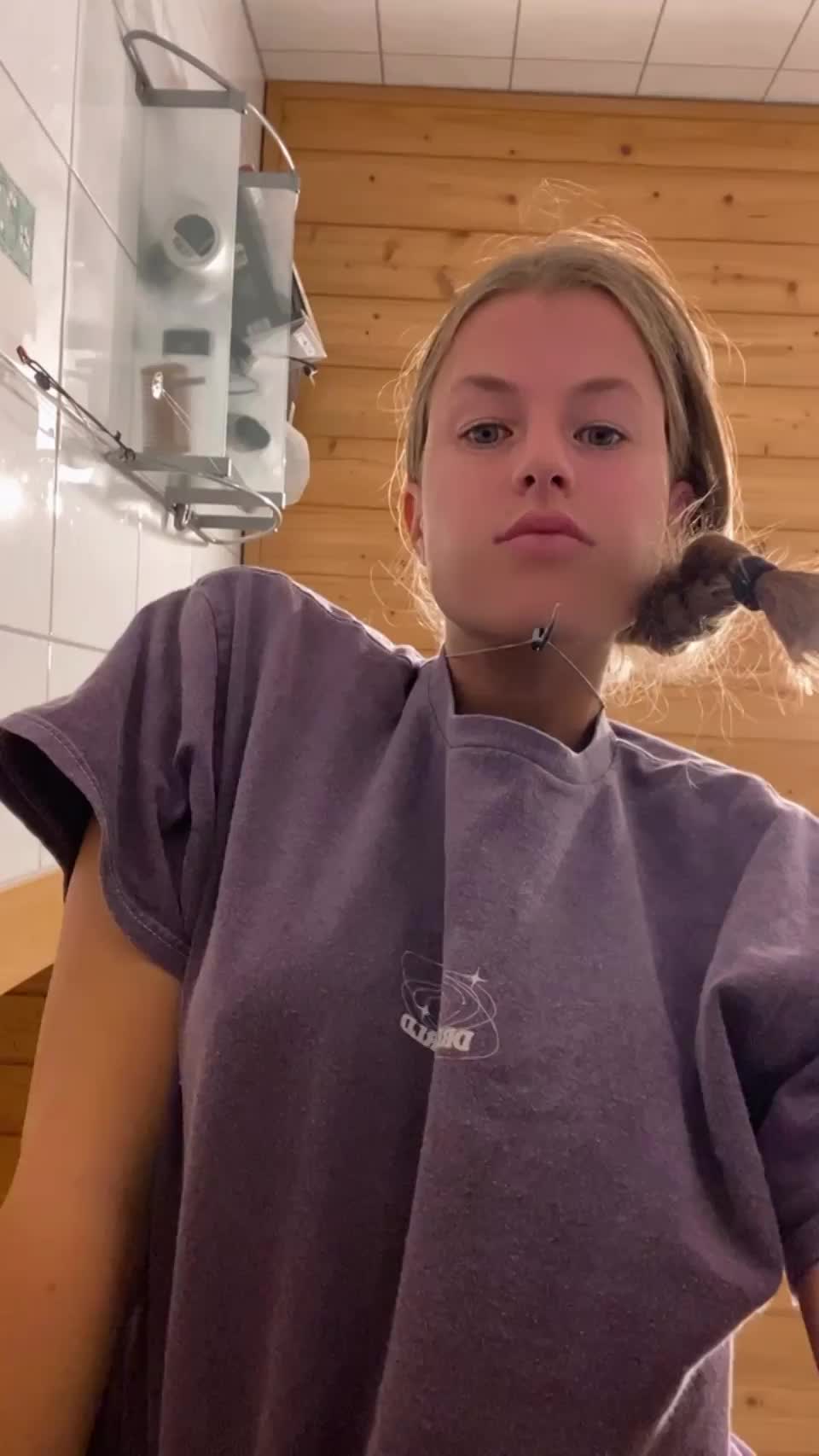 Женщина показала свои красивые сиськи снизу