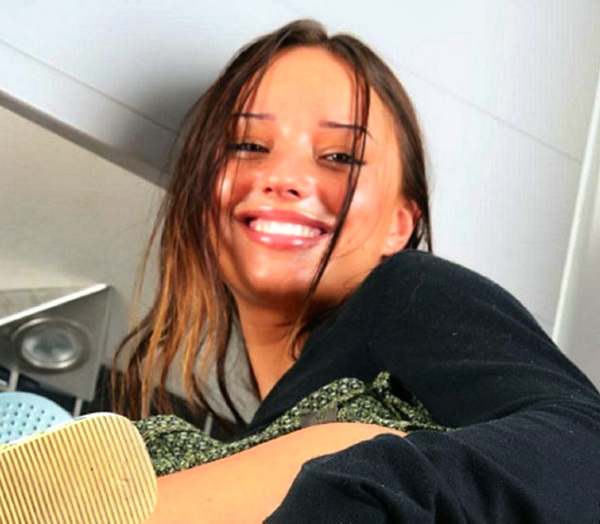 Позитивная милашка без трусов с открытой вагиной