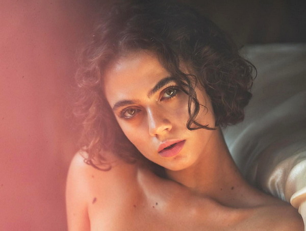 Полногрудая с томным взглядом