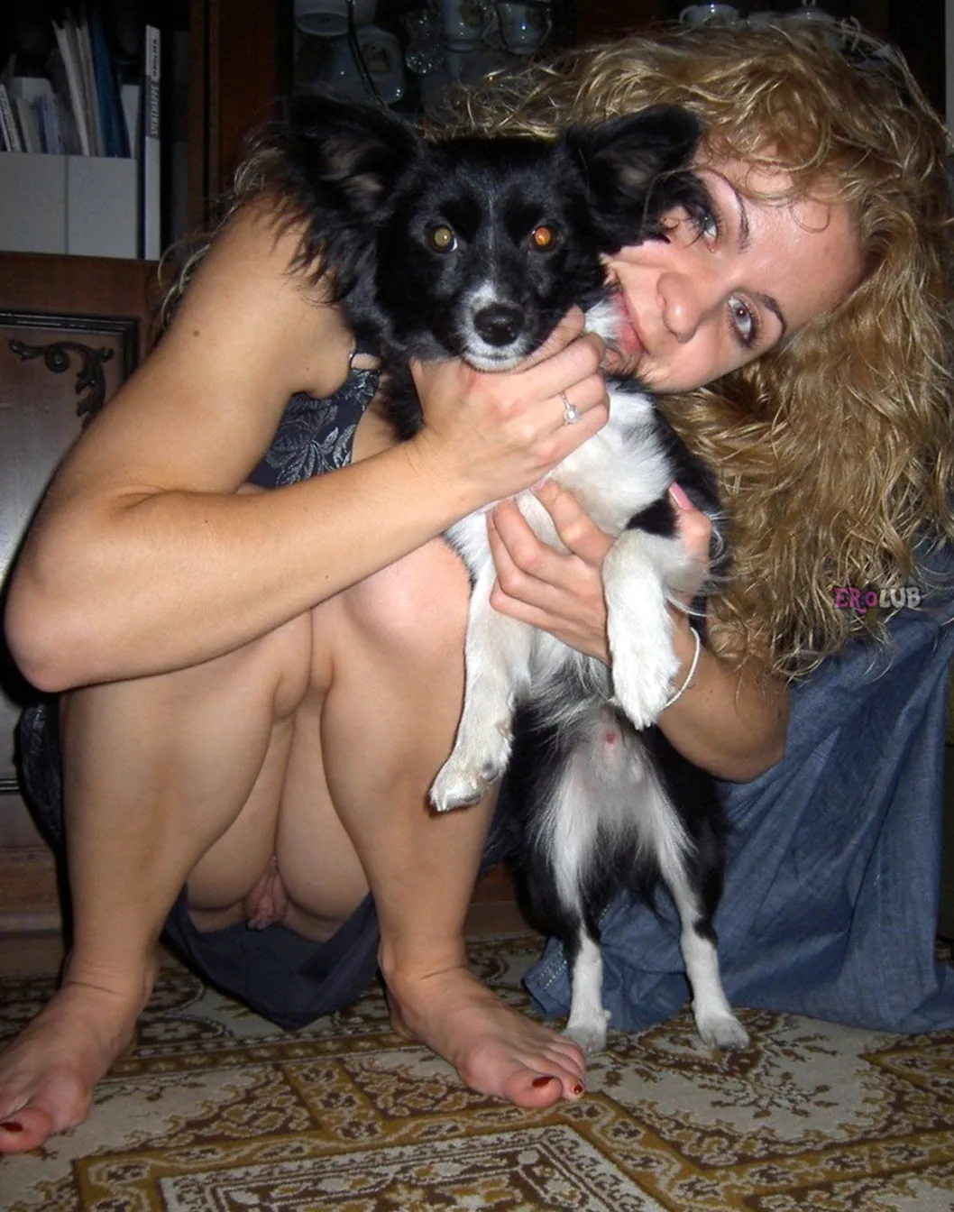 женщина без трусов позирует с собакой