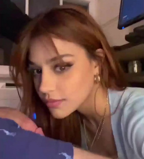 Красивая девушка сосет своему парню под столом пока он играет на компьютере